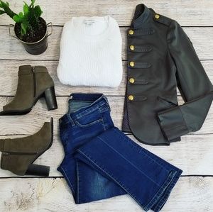 ▪️Liz Claiborne white knit sweater